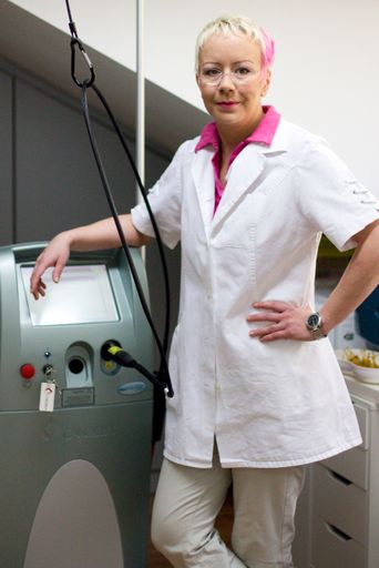  Dr. Brigitte Klein mit dem Q-Switched Alexandrit/Nd-YAG Laser der
Firma Candela