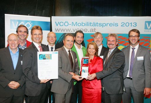  http://www.apa-fotoservice.at/galerie/4644
Verleihung VCÖ-Mobilitätspreis Österreich: v.l.n.r.: Willi Nowak
(VCÖ), Gerhard Kubik (Landtagsabgeordneter), Wolfgang Schroll (VOR),
Herbert Kasser (bmvit), Landesrat Helmut Bieler, Thomas Bohrn (VOR),
Alexandra Reinagl (Wr. Linien), Helmut Hojesky (Lebensministerium ),
Landesrat Karl Wilfing und Georg Lauber (ÖBB -Personenverkehr AG)