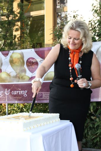  Hapimag CEO Marisabel Spitz schneidet an der
Jubiläumsfeier am Hauptsitz in Baar (CH) die Jubiläumstorte an.
