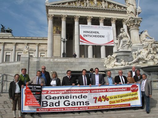 Wir unterstützen die Anliegen der steirischen
Gemeindeinitiative und bringen daher heute einen Antrag im
Nationalrat ein, der eine verpflichtende Volksabstimmung bei
Gemeindefusionen vorsieht.
