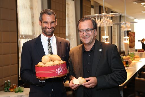  http://www.apa-fotoservice.at/galerie/4560 Im Bild
v.l.n.r.: Claus Mitterböck (Eat the Ball), Mag. Thomas Schwabl
(Geschäftsführer marketagent.com)