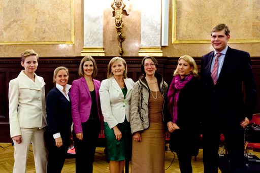 Von links nach rechts: Bettina Stomper-Rosam -
Northcote.Recht, Sophie Martinetz - Northcote.Recht, Daniela
Schallert - abz*austria, Manuela Vollmann - abz*Austria, Karin
Papadopoulos - Blue IT, Michael Korbel - bettertogether