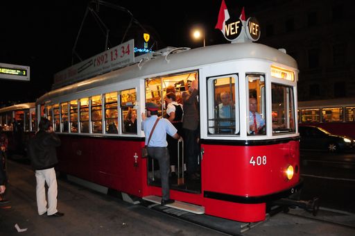  Spüren und hören Sie wie es ist mit der alten
Straßenbahnen während der langen Nacht der Museen mitzufahren!