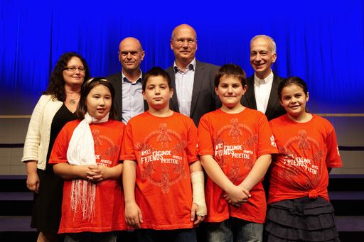  http://www.apa-fotoservice.at/galerie/4640 Im Bild
v.l.n.r.: "Lernen macht Schule"-Kinder mit Edith Littich und Michael
Meyer (WU Wien), Frank Hensel (Vorstandsvorsitzender REWE
International AG) und Michael Landau (Direktor Caritas Wien).