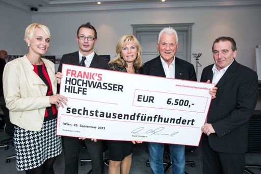  Stellvertretend für alle 86 Hochwasseropfer
(Familien, Unternehmen und Vereine) hat Frank Stronach einen
Spendenscheck an die Mitglieder des betroffenen Sportvereins
Gottsdorf-Marbach-Persenbeug übergeben: Von links nach rechts:
Bettina Gorgowski, Thomas Schönberger, Vereinspräsidentin Christa
Kranzl, Frank Stronach, Günter Rosenegger.