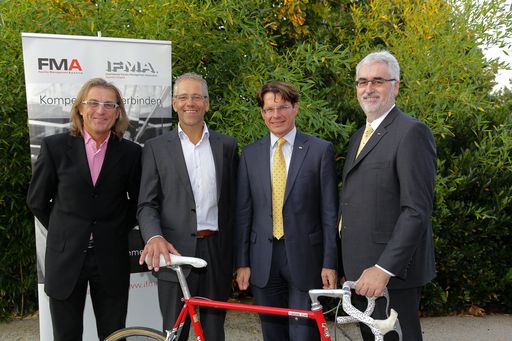  http://www.apa-fotoservice.at/galerie/4653 Im Bild
von links: DJ Bootsy, Gerhard Zadrobilek (Vortragender), Ing.
Reinhard Poglitsch, MBA (Präsident IFMA Austria)Ing. Peter Kovacs
(Vorstandsvorsitzender FMA)