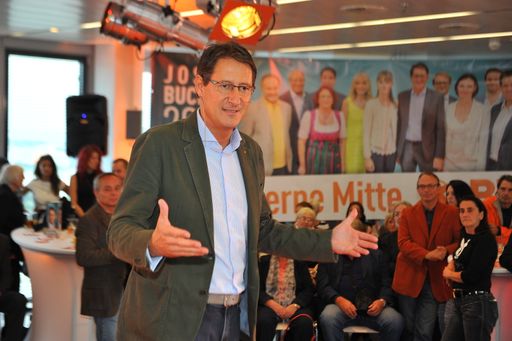  "Wir wollen einen goldenen Weg für Österreich
einschlagen, den Weg der modernen Mitte - das ist der Weg, den viele
Österreicher mit uns gehen wollen", bekräftige BZÖ-Chef und
Spitzenkandidat Josef Bucher beim Wahlfinale vor 300 begeisterten
Anhängern in der Wolke 19 im Wiener Ares Tower.