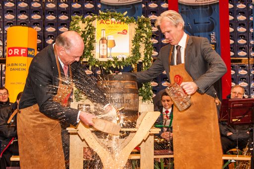 LH Dr. Erwin Pröll und Mag. Karl Schwarz beim ACHAT
Honigbier Fassbieranstich