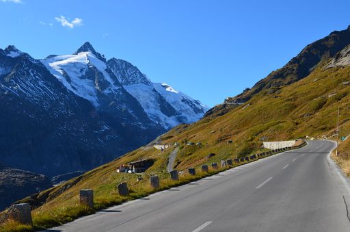 Vorschau Bild von Großglockner Hochalpenstraße, Gletscherstraße
mit Almsennerei Knapp-Kasa (2.100 m) und Großglockner im Hintergrund
(3.798 m).