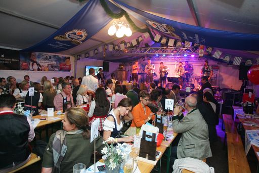 http://www.apa-fotoservice.at/galerie/4645 Im
Rahmen des Oktoberfests im Casino Baden waren rund 130 Gäste zu
einer vergnüglichen Tour durch Baden bei Wien geladen. In jedem
Casino-Urlaub-Hotel waren spannende und zugleich lustige Aufgaben
vorbereitet und wurden Köstlichkeiten rund um das Thema Oktoberfest
serviert. Mit zünftiger Musi, herzhafter Weißwurst und frisch
o'zapften Bier wurde im Festzelt bis spät in die Nacht geschunkelt.