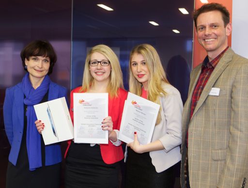 Im Bild v.l.n.r.: Zuzana Halkova (Head of Human
Resources CEE) freut sich mit den HIC-Gewinnerinnen 2013, Susanne
Haidacher und Melanie Münzer, sowie Gerald Peter (Marketing Director
Adhesive Technologies CEE)