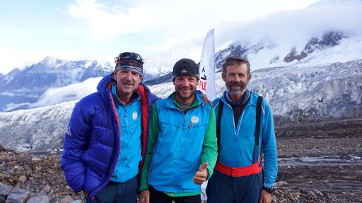 Vorschau Bild von Das Gipfelteam der Clearskies Expedition nach erfolgreicher
Besteigung und Skibefahrung am Manaslu 8.163m