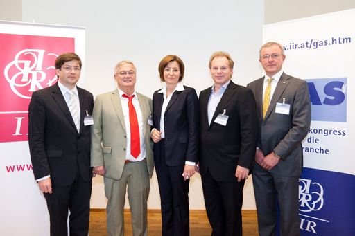  http://www.apa-fotoservice.at/galerie/4639 Im Bild
v.l.n.r.: Moderator Martin Szelgrad (Chefredakteur Report Verlag
GmbH & Co KG), Dr. Hans Kronberger (Präsident Bundesverband
Photovoltaic Austria), DI Dr. Susanna Zapreva (Geschäftsführerin
Wien Energie GmbH), Dr. Harald Schäffler (Geschäftsführer schäffler
consult, Freiburg i.Br.), DI Peter Traupmann (Geschäftsführer
Österreichische Energieagentur - Austrian Energy Agency)