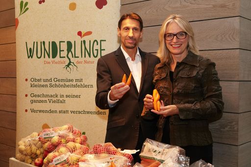 http://www.apa-fotoservice.at/galerie/4642 Im Bild:
Alfred Propst (Alfred Propst, Direktor Zentraleinkauf Frische bei
REWE International AG) und Martina Hörmer (Geschäftsführerin
Eigenmarken REWE International AG)