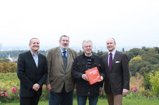 Ing. Kersten Viehmann (Österr. Wirtschaftsverlag),
Bundesinnungsmeister KommR Friedrich Nagl, Bundesinnungsmeister-Stv.
KommR Ing. Josef Puntinger, KommR Thomas Zembacher (Österr.
Wirtschaftsverlag)