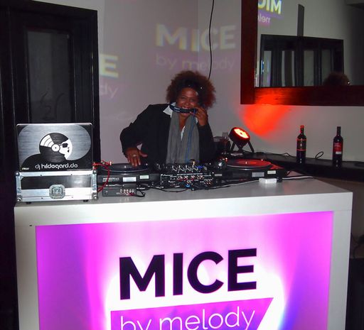 Vorschau Bild von DJ Hildegard ist das musikalische Gesicht von
MICE by melody. Die international renommierte Musikerin begleitet
alle MbM-Events in ausgewählten deutschen Städten und wird auch beim
exklusiven "MICE by melody - the Barcelona medley" mit ihrem
Rahmenprogramm für eine angenehme Networking-Atmosphäre vor Ort
sorgen.