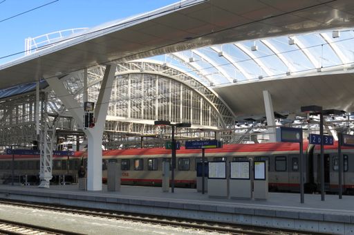 Vorschau Bild von Die denkmalgeschützten Tonnendächer wurden
abgebaut, saniert und in die Dachkonstruktion wieder integriert,
blieben architektonisch und statisch allerdings eigenständig.