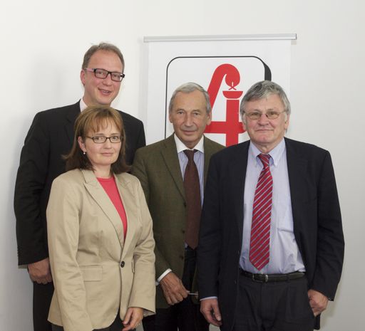 http://www.apa-fotoservice.at/galerie/4704 Im Bild
v.l.n.r.: Mag. pharm. Max Wellan (Präsident der Österreichischen
Apothekerkammer), Mag. pharm. Irina Schwabegger-Wager (Apothekerin),
Univ.-Prof. DDr. Johannes Huber (Facharzt für Gynäkologie und
Geburtshilfe; Österreichische Menopausegesellschaft), Univ.- Prof.
Dr. Ludwig Wildt (Direktor der Universitätsklinik für gynäkologische
Endokrinologie und Reproduktionsmedizin, Department Frauenheilkunde,
Innsbruck; Österreichische Gesellschaft für Gynäkologie und
Geburtshilfe (ÖGGG))
