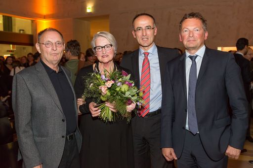  http://www.apa-fotoservice.at/galerie/4581 Im Bild
v.li.n.re.: Günter Brus, Ana Brus, Tobias G. Natter (Museologischer
Direktor, Leopold Museum), Peter Weinhäupl (Managing Director,
Leopold Museum)