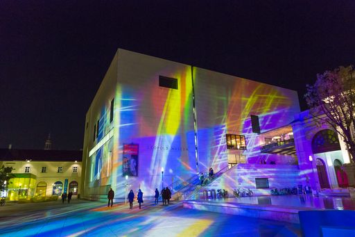 Vorschau Bild von Leopold Museum, Fassade, bespielt mit
Lichtinstallation von Victoria Coeln, anlässlich der Eröffnung der
Ausstellung "Kokoschka. Das Ich im Brennpunkt" im Leopold Museum