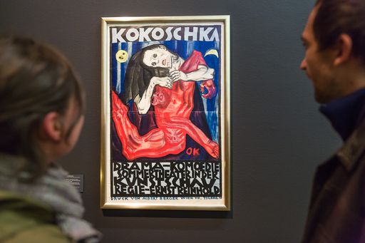 Vorschau Bild von Ausstellungseinblick "Kokoschka. Das Ich im
Brennpunkt, Leopold Museum, Oskar Kokoschka (1886-1980), "Pietà",
Plakat für Kokoschkas Drama "Mörder, Hoffnung der Frauen" in der
Internationalen Kunstschau 1909, 1909, Farblithographie auf Papier,
125 x 82 cm, Leopold Museum, Wien, Inv. 2673, (C) Fondation Oskar
Kokoschka/VBK, Wien 2013