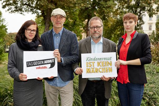  Im Bild: Anlässlich des "Tag gegen Armut"
präsentieren die Volkshilfe und die Sozialökonomische
Forschungsstelle die Ergebnisse einer neuen Studie über Kinderarmut
in Österreich: (v.l.) Andrea Reisinger (Sozialökonomische
Forschungsstelle), Erich Fenninger (Volkshilfe Österreich), Tom
Schmid (Sozialökonomische Forschungsstelle), Sonja Faltin
(Sozialökonomische Forschungsstelle).