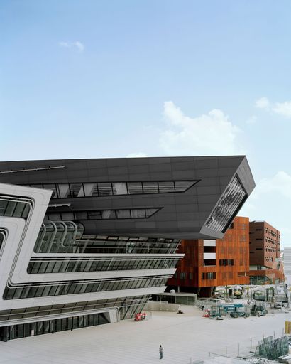  Als gestaltprägendes Fassadenmaterial für die WU
Wien favorisierten Zaha Hadid Architects Glasfaserbetonplatten von
Rieder.