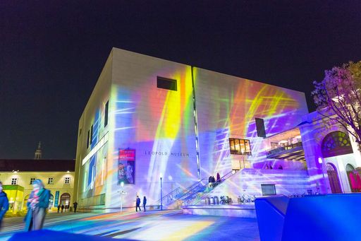  Leopold Museum im MuseumsQuartier, Fassade des
Leopold Museum mit Lichtprojektionen von Victoria Coeln anlässlich
der Ausstellung "Kokoschka. Das Ich im Brennpunkt"