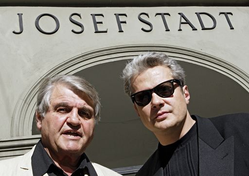 Vorschau Bild von Schriftsteller und Bühnenautor Peter Turrini,
Josefstadt-Direktor Kammerschauspieler Herbert Föttinger Beide lesen
in der Langen Nacht der Museen im Leopold Museum aus Turrini Texten
vor dem Bühnenbild von Turrinis "Aus Liebe"