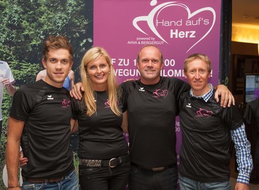  Die neue Fitnessoffensive der beiden Hotels
AVIVA & Bergergut im Mühlviertel ist gestartet. v.l.n.r.: Rad-Star
Riccardo Zoidl, Irmgard Pürmayer, Werner Pürmayer, Olympiasieger
Christian Hoffmann