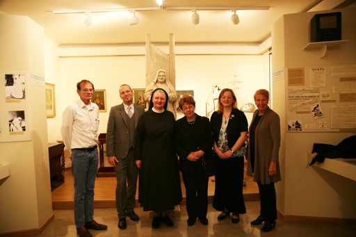 Im Bild v.l.n.r: Die Referenten Dr. Gerhard
Fürstler, Markus Golla, Generaloberin Sr.M.Mag. Hilda Daurer, Mag.
Waltraud Häupl, Dipl.-PW Anja Peters und Univ.-Prof. Dr. Elisabeth
Seidl