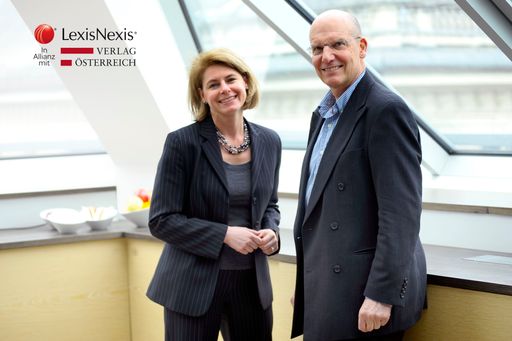 Im Bild v.l.n.r.: Mag. Katharina Oppitz,
Geschäftsführerin des Verlag Österreich, Mag. Peter Davies,
Geschäftsführer LexisNexis Österreich