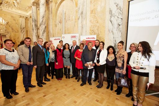 Die Volkshilfe verleiht den ersten
THARA-Biznis-Preis. Im Bild die PreisträgerInnen 2013 mit
Bundesminister Rudolf Hundstorfer: (v.l.) Jelica Jurisic, Nesa
Konstadinovic, Slavko Jeftic, Snezana Katic, Christian Wagner,
Marija Djordjevic, Amela Mirkovic, Jovan Markovic, Dragana
Berakovic, Bundesminister Rudolf Hundstorfer, Monika Grbic,
Volkshilfe Bundesgeschäftsführer Erich Fenninger, Rudolf Sarközi,
Obmann des Kulturvereins Österreichischer Roma, Dragan
Bauer-Miskovic, Usnija Buligovic, Esma und Sandra Salkunic,
Volkshilfe Sozialexpertin Verena Fabris, Moderatorin Gilda Horvath