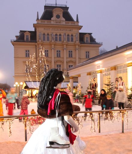 Vorschau Bild von Der Zauber der jungen Liebe zwischen Kaiser
Franz Joseph und Sisi ist auch heute noch in Bad Ischl spürbar. Und
Sisi scheint übers Kaisereis zu gleiten.