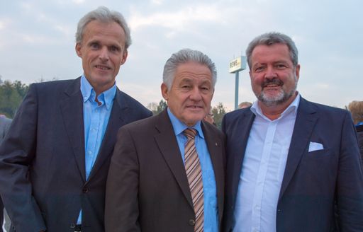 http://www.apa-fotoservice.at/galerie/4643 Im Bild
v.l.n.r.: Andreas Bayer (Geschäftsführer REWE International
Lager&Transport GmbH), Josef Pühringer(Landeshauptmann
Oberösterreich), Reinhard Schürk (Vorstand REWE International AG)