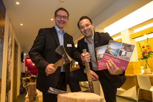  André Raeber und Hassan Kadbi (Hapimag
Konzernleitung) freuen sich über die gelungene Renovation in der
Hapimag Residenz Zell am See.