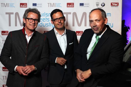 v.l.: Die Gastgeber Markus Tschoner
(Olympiaregion Seefeld) und Harald Gohm (Standortagentur Tirol) mit
Julian Weber (Leiter Innovationsprojekte Elektromobilität, BMW
Group) bei dem branchenübergreifenden Forum "Tourism meets
Industry", das am 9. September 2013 in der Olympiaregion Seefeld
stattfand.