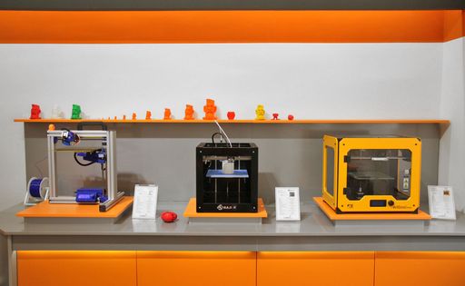 3D Drucker betriebsbereit zur Ansicht im 3dee.at Fachgeschäft.