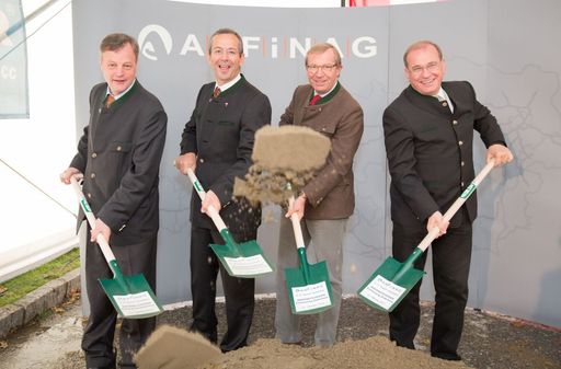  Große Freude beim Spatenstich bei Bürgermeister
Alfred Pfeifenberger, Alexander Walcher (Geschäftsführer ASFINAG Bau
Management GmbH), Landeshauptmann Wilfried Haslauer und
ASFINAG-Vorstand Alois Schedl (v.l.n.r.)