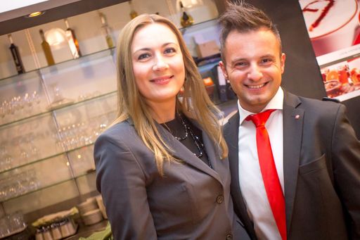 vlnr.: Ljiljana Mikic (Resident Manager) und
Boris Colic (Marketing Assistant) begrüßten die Gäste.