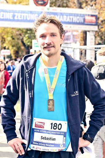  Wirtschaftsanwalt Sebastian Kellermayr nach einer Zeit von
2:40:25 im Ziel des Graz-Marathons 2013