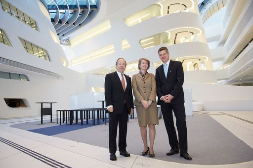 http://www.apa-fotoservice.at/galerie/4725 Im Bild
v.l.n.r. Dr. Erich Hampel, Vorstandsvorsitzender B&C Privatstiftung,
Univ.-Prof. Dr. Susanne Kalss LL.M, WU Wien und Univ.-Prof. Dr.
Ulrich Torggler, Universität Wien