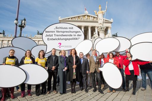 Im Bild v.l.n.r.: Erwin Eder (GF Dreikönigsaktion),
Annelies Vilim (GF Globale Verantwortung), Gabriele Tebbich (GF
HORIZONT3000), Michael Chalupka (Direktor Diakonie Österreich),
Rupert Roniger (GF LICHT FÜR DIE WELT).