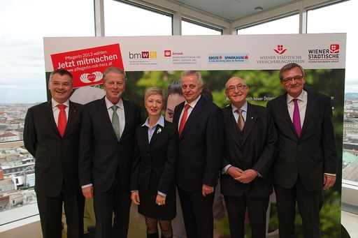  Im Bild v.l.n.r.: Dr. Thomas Uher,
Vorstandssprecher der Erste Bank der oesterreichischen Sparkassen
AG, Bundesminister Dr. Reinhold Mitterlehner, Bundesministerium für
Wirtschaft, Familie und Jugend, Univ. Prof. Mag. Hanna Mayer,
Professorin für Pflegewissenschaft an der Fakultät für
Sozialwissenschaften, Universität Wien, Bundesminister Rudolf
Hundstorfer, Bundesministerium für Arbeit, Soziales und
Konsumentenschutz, Dr. Günter Geyer, Präsident des Vereins
"PflegerIn mit Herz" und Vorstandsvorsitzender des Wiener Städtische
Versicherungsvereins, Generaldirektor Mag. Robert Lasshofer, Wiener
Städtische Versicherung