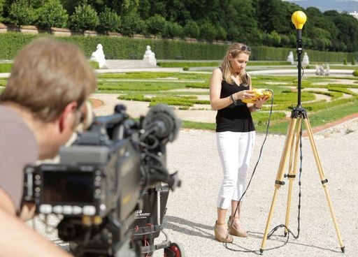 Messtechnikerin DI Veronika Bieberle zeigt im
FMK-Infovideo, wie normgerechte Immissionsmessungen durchgeführt
werden.