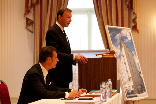 Erste Wiener Zinshausauktion, im Bild stehend:
KommR Oliver Brichard MSc, sitzend: Dr. Eugen Otto MRICS