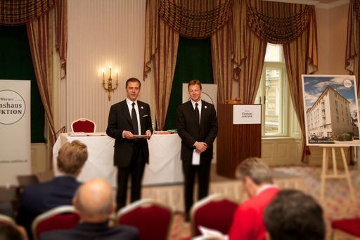 Vorschau Bild von Erste Wiener Zinshausauktion, Erste Wiener
Zinshausauktion, im Bild von links: Dr. Eugen Otto MRICS und KommR
Oliver Brichard MSc