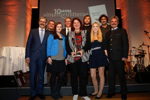 v.l.n.r.: Mag. Erwin Hameseder (Obmann der
Raiffeisen-Holding NÖ-Wien), Beppo Beyerl (3. Platz), Cornelia
Wagner (Nachwuchspreis), Andreas Thürnbeck (3. Platz), Renate
Stigler (1. Platz), Mario Schlembach (2. Platz) Annika Spohn (3.
Platz), Ewald Baringer (2. Platz) und NÖ Landesrat Mag. Karl
Wilfing.