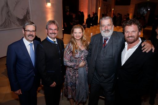 Vorschau Bild von v.l.n.r.: Mag. Erwin Hameseder (Obmann der
Raiffeisen-Holding NÖ-Wien), NÖ Landesrat Mag. Karl Wilfing, Ulrike
Beimpold, Prof. Gerhard Tötschinger, Juryvorsitzender Gabriel
Barylli.