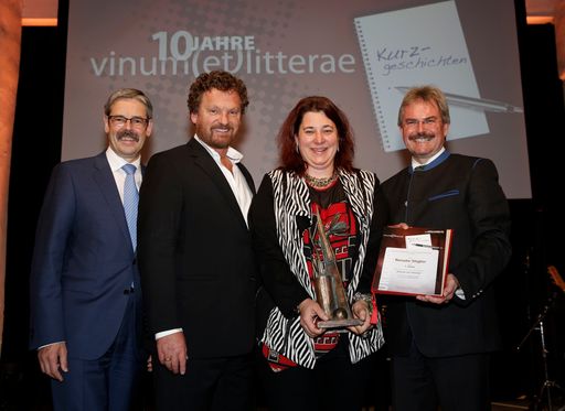 Vorschau Bild von v.l.n.r.: Mag. Erwin Hameseder (Obmann der
Raiffeisen-Holding NÖ-Wien), Juryvorsitzender Gabriel Barylli,
Renate Stigler (1. Platz) und NÖ Landesrat Mag. Karl Wilfing.
